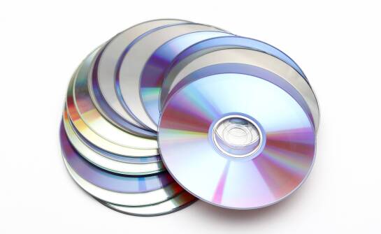 Jakie są etapy przygotowania matrycy do tłoczenia płyt CD?