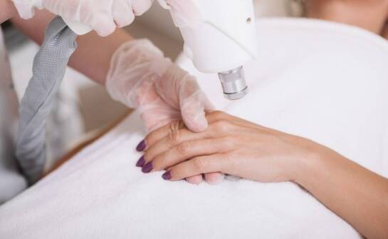 Jakie metody oferuje medycyna estetyczna na redukcję pypci pod pachami?