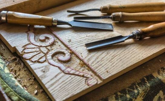 Kolor orzecha jako sposób na podkreślenie naturalnego piękna ogrodu