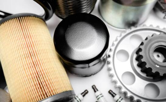 Jakie części zamienne do kosiarki są niezbędne dla profesjonalnych ogrodników?