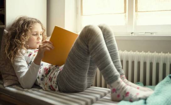 Jak mini biblioteka w żłobku wspiera rozwój czytelniczy maluchów?