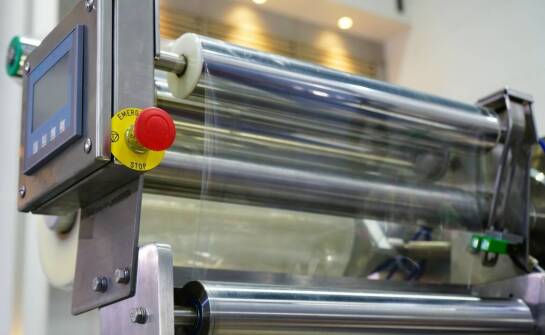 Wpływ zgrzewarki do folii na efektywność produkcji opakowań foliowych