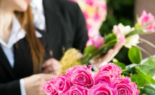 Jakie są różnice między ceremonią religijną a świecką w kontekście usług pogrzebowych?