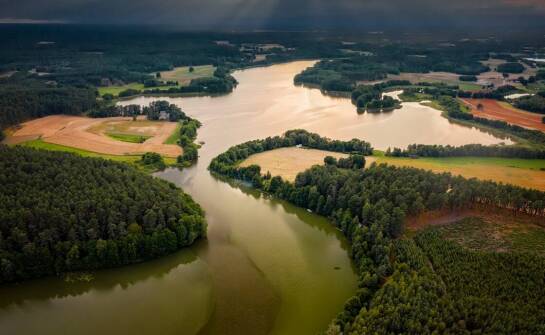 Jak wykorzystać naturalne otoczenie sali weselnej Mazury do sesji zdjęciowej?