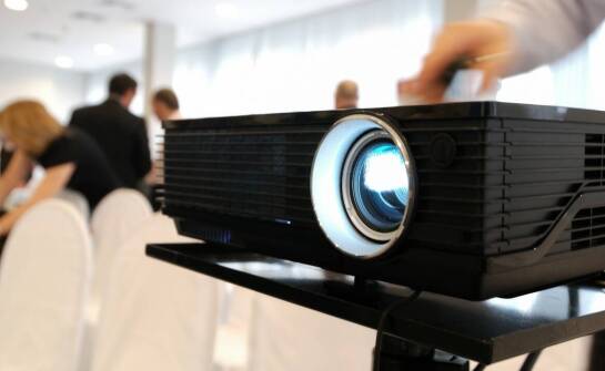 Jak zaaranżować przestrzeń na wydarzenia hybrydowe w centrum konferencyjnym?