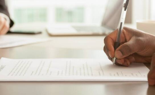 Jak adwokat może pomóc w negocjacjach umów o pracę?
