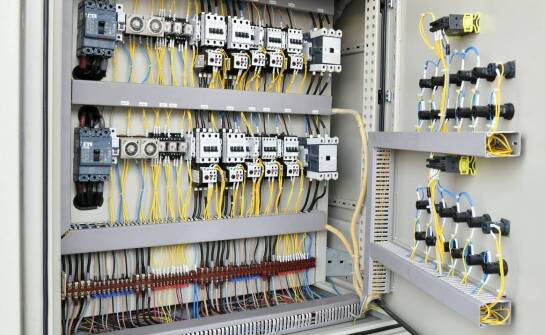 Jak styczniki wpływają na efektywność energetyczną w instalacjach przemysłowych?