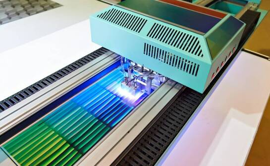 Druk wielkoformatowy a odporność na warunki atmosferyczne – co warto wiedzieć?