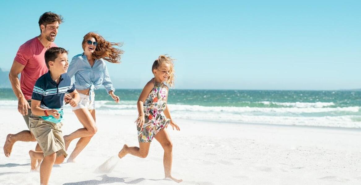 Stroje kąpielowe dla dziewczynek – jak wybrać model odporny na chlor?