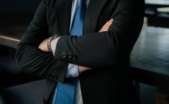 Jak łączyć eleganckie spódnice z bluzkami w dress code'ie biurowym?