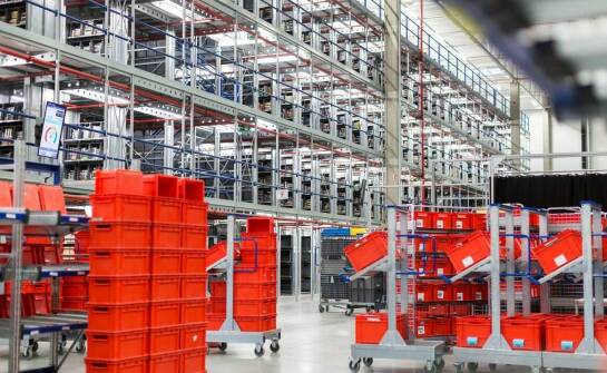 Składanie regałów magazynowych – krok po kroku do efektywnej przestrzeni