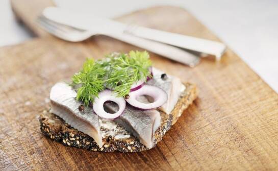 Śledzie solone jako źródło kwasów omega-3 – dlaczego są ważne?