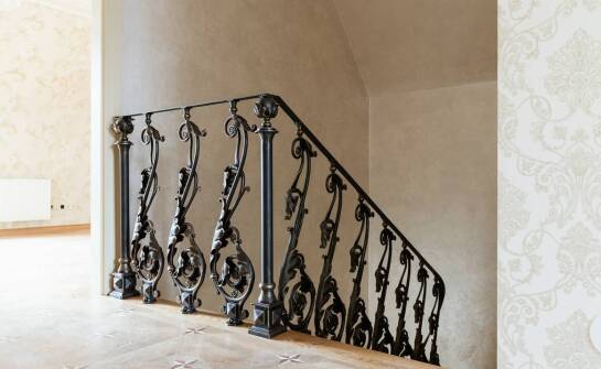 Ręczne zdobienia w balustradach - jak dodają charakteru wnętrzu?