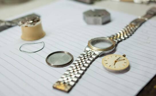 Jakie są różnice w cenach napraw zegarków naręcznych i wiszących?