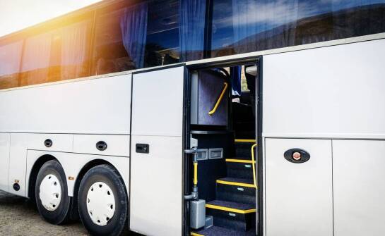 Dlaczego warto zdecydować się na wynajem autobusu na wesele z kierowcą?