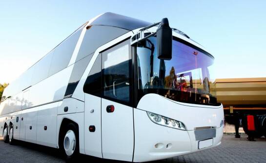 Wynajem busa na wesele: jak dopasować ofertę do liczby gości?