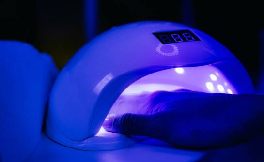 Fototerapia LED w redukcji przebarwień: korzyści stosowania dermalux lampy
