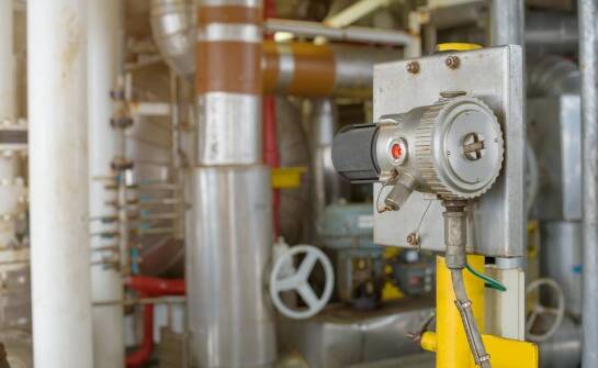 Jakie są korzyści z utrzymywania odpowiedniego stężenia tlenu w przemyśle petrochemicznym?