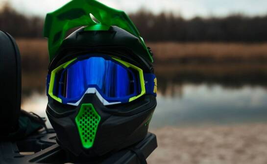 Różnice między kołnierzami motocyklowymi ochronnymi dla zawodowców a amatorów