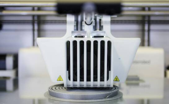 Przyszłość motoryzacji: zastosowanie drukarek 3D w produkcji seryjnej