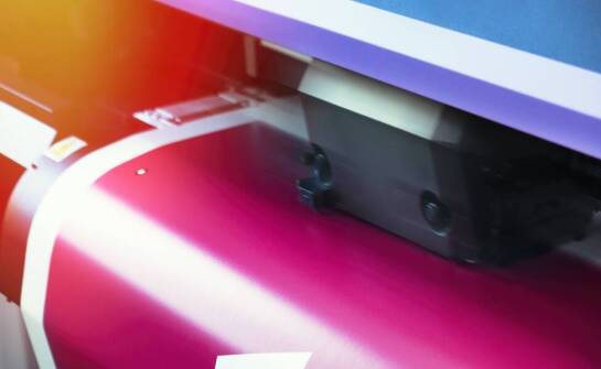 Tworzenie wielkoformatowych grafik z użyciem lasera reklamowego