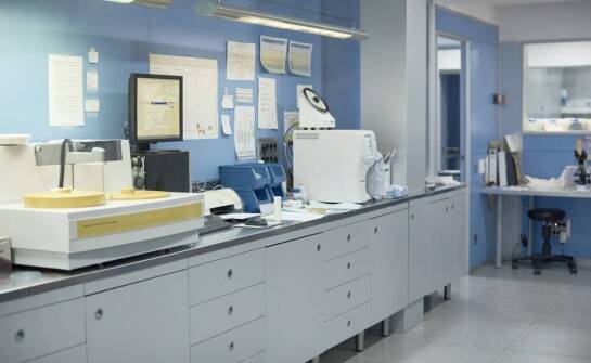 Współpraca z producentem odczynników chemicznych: korzyści dla laboratoriów