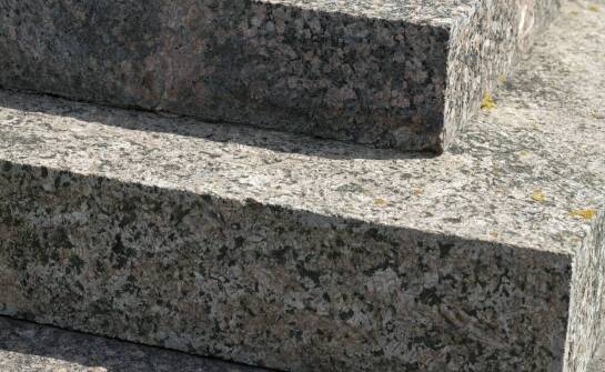 Posadzki kamienne zewnętrzne – inwestycja w długowieczność i elegancję