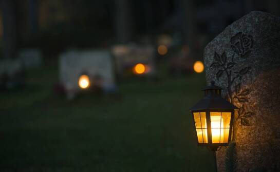 Lampion granitowy jako element nowoczesnego designu nagrobka