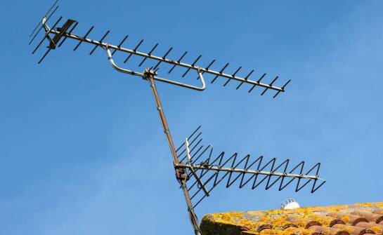 Jakie akcesoria są niezbędne do prawidłowego działania instalacji TV?