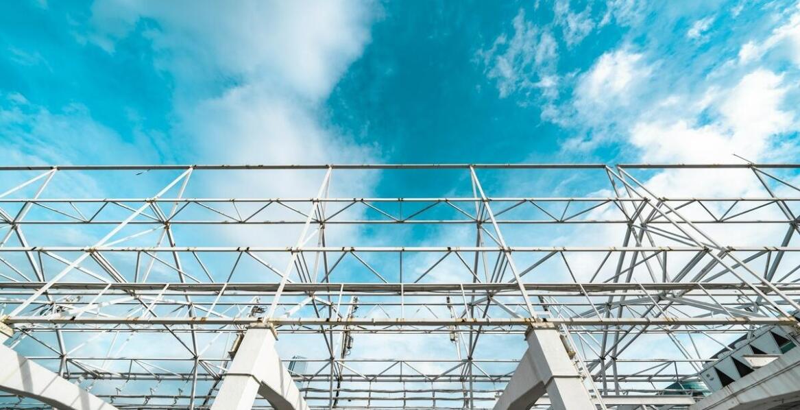 Porównanie materiałów: aluminium kontra włókno szklane w produkcji masztów