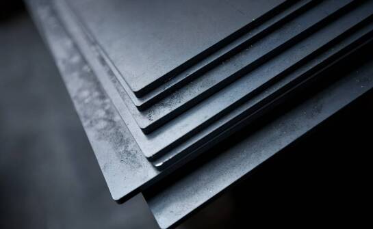 Tabliczki aluminiowe w sektorze energetycznym – efektywne oznaczanie urządzeń i instalacji