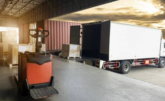 Jak podwójna obsada może pomóc w spełnianiu norm bezpieczeństwa w transporcie drogowym?