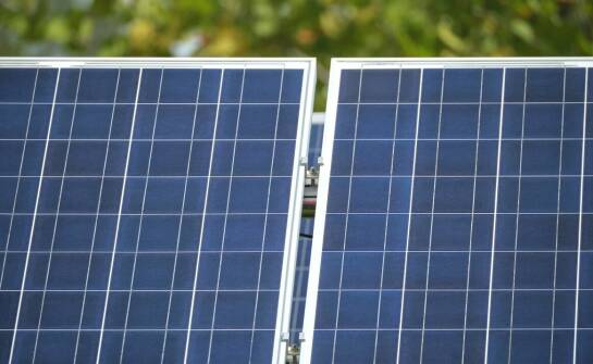 Rola uchwytów do napinania przewodów w zapewnieniu bezpieczeństwa instalacji PV