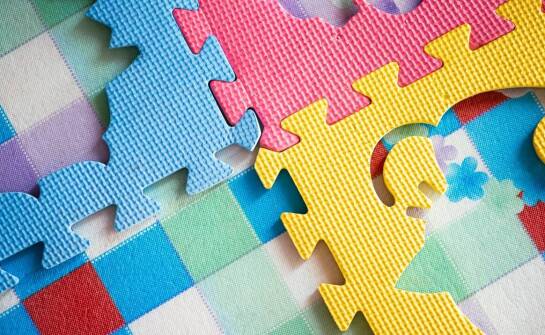 Puzzle pieski: jakie korzyści płyną z ich układania w grupie rówieśniczej?