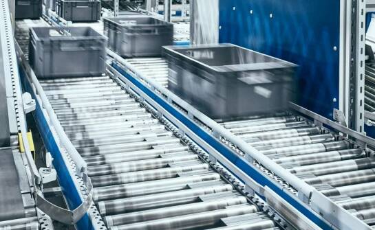 Jakie korzyści niesie zastosowanie zaawansowanych technologii w przenośnikach palet?