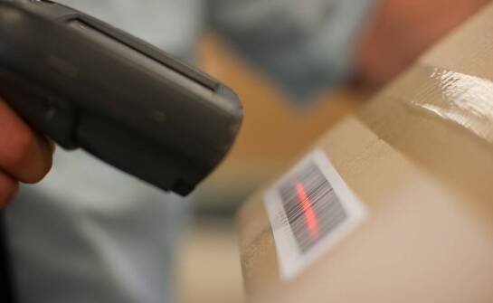 Tabliczki z kodami kreskowymi w przemyśle motoryzacyjnym – monitorowanie części i komponentów