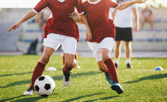 Aktywność fizyczna na świeżym powietrzu – korzystaj z boisk sportowych w Adrii