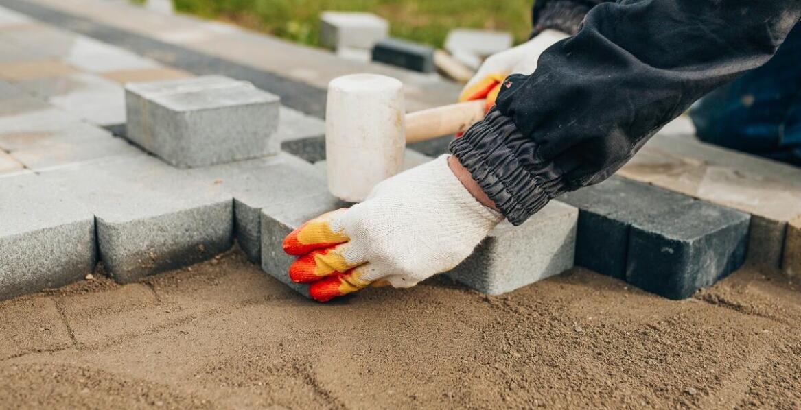 Jak układać tłuczeń granitowy, aby stworzyć stabilną nawierzchnię?