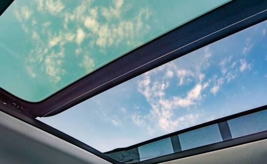 Jakie są zalety stosowania szyb dachowych w nowoczesnych pojazdach?