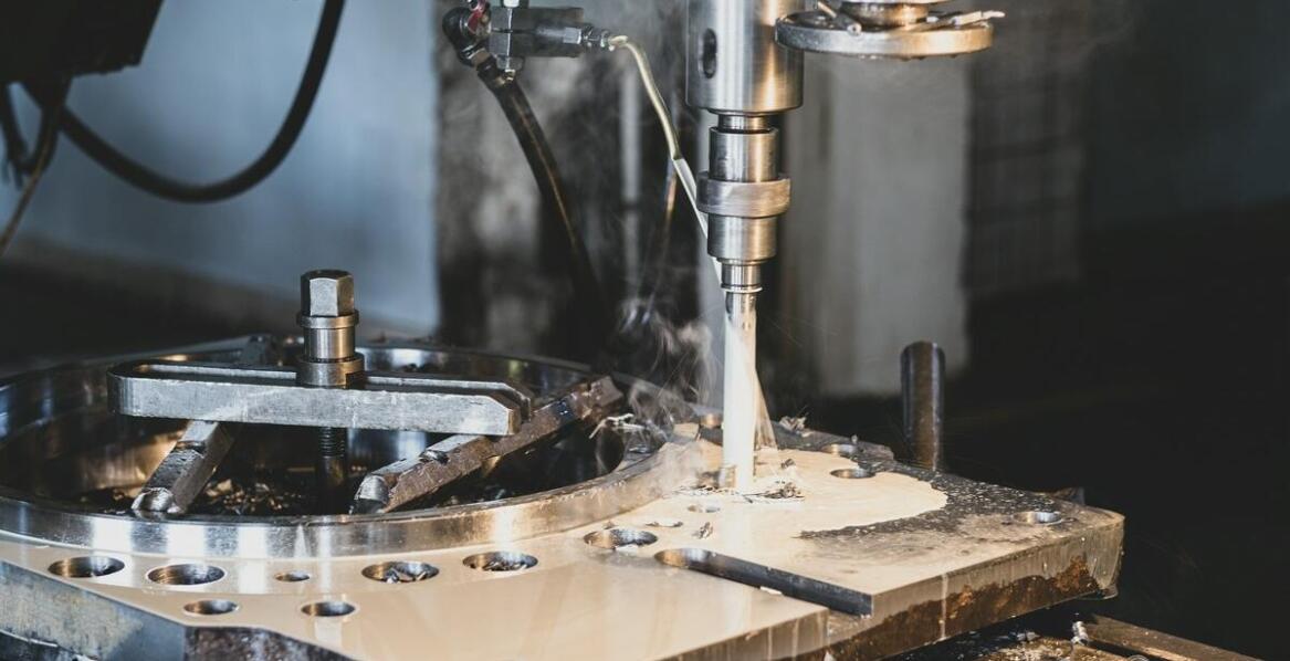 Frezowanie CNC a różnorodność materiałów: od stali po tworzywa sztuczne