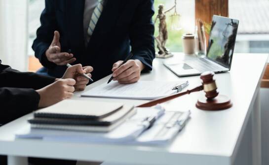 Jakie korzyści płyną z konsultacji z prawnikiem przy tworzeniu umów handlowych związanych z ZUS?