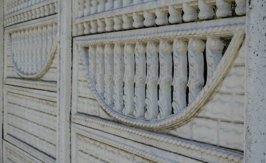 Parapety z marmuru i granitu – funkcjonalność i estetyka w jednym