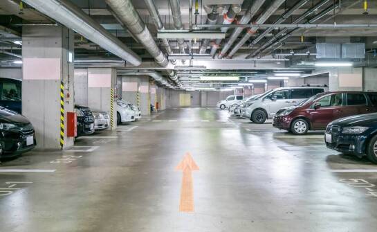 Jak halogen ledowy 100W poprawia bezpieczeństwo na parkingach?