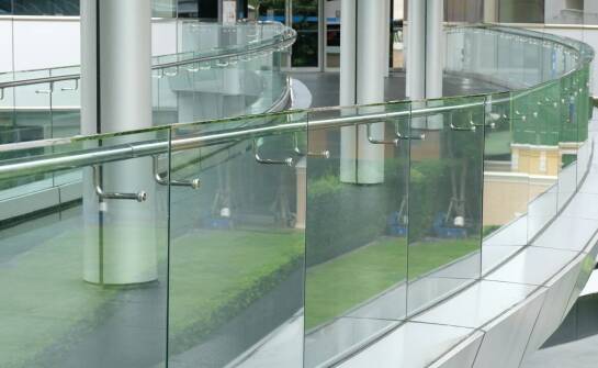 Jakie cechy parapetów ceramicznych wpływają na łatwość ich montażu?