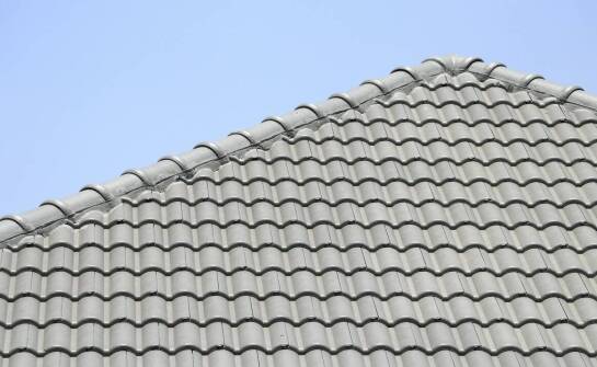 Jakie są różnice między dachówkami ceramicznymi a blachodachówką?