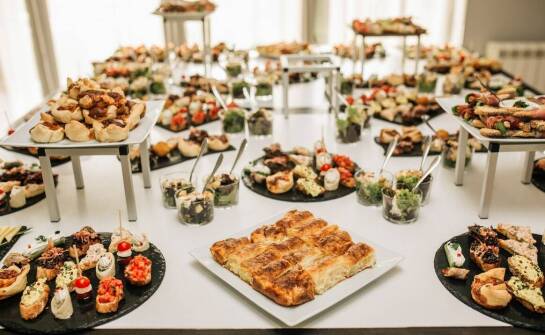 Catering śniadaniowy: jak połączyć tradycyjne smaki z nowoczesnymi trendami?