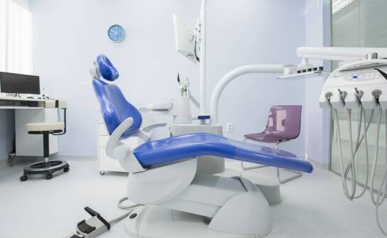 Jak klinika dentystyczna dba o komfort najmłodszych pacjentów?