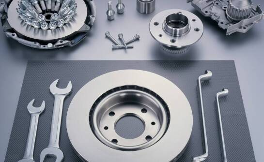 Jakie korzyści daje stosowanie dedykowanych części zamiennych w ciężarówkach?