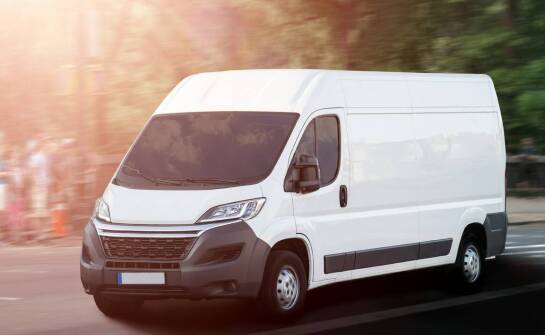 Zalety reklamy mobilnej z grafiką na pojazdach w budowaniu rozpoznawalności marki