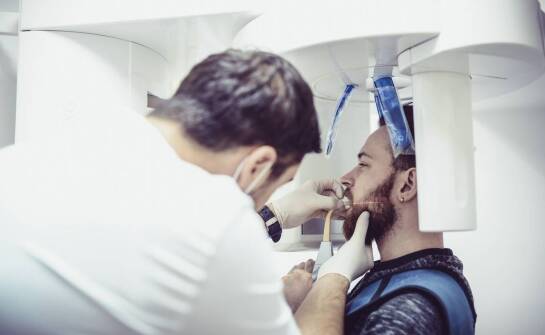 Jak wykorzystanie tomografii 3D wpływa na bezpieczeństwo zabiegów stomatologicznych?